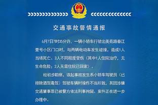 梅西被换下时，一名球迷跑向梅西随后被安保拦截